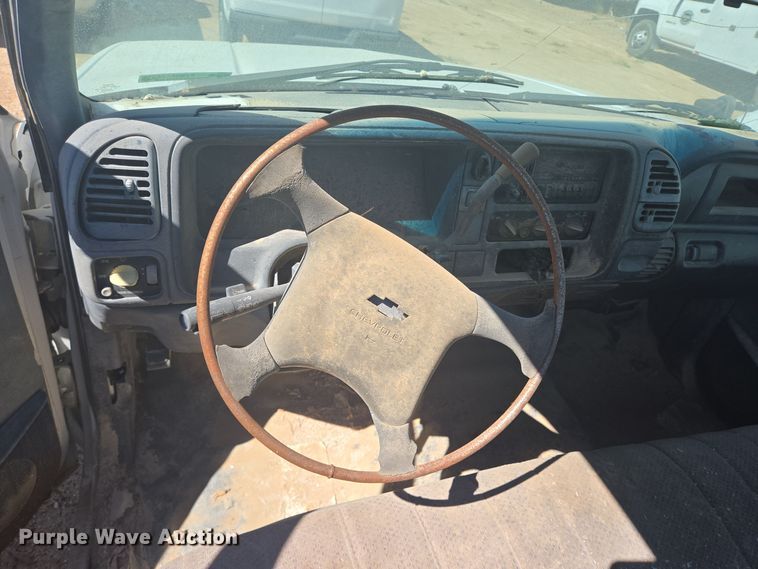 image for item EJ3044 2000 Chevrolet C2500 pickup truck