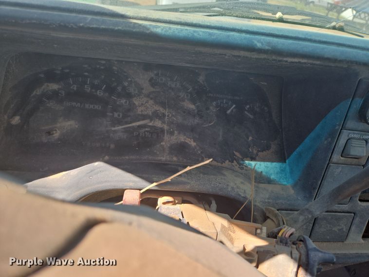 image for item EJ3044 2000 Chevrolet C2500 pickup truck