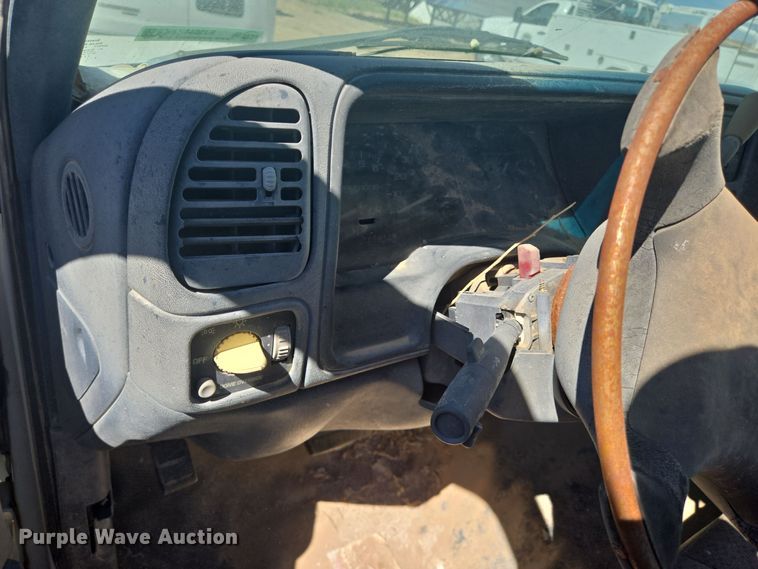 image for item EJ3044 2000 Chevrolet C2500 pickup truck