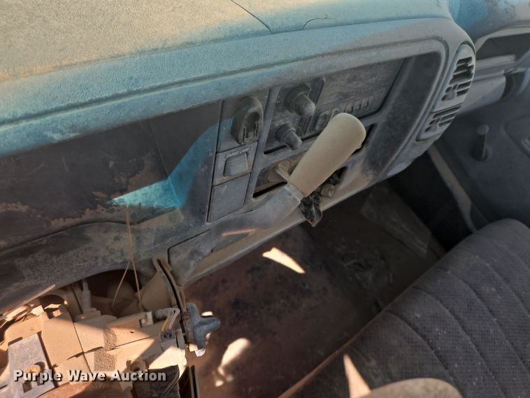 image for item EJ3044 2000 Chevrolet C2500 pickup truck