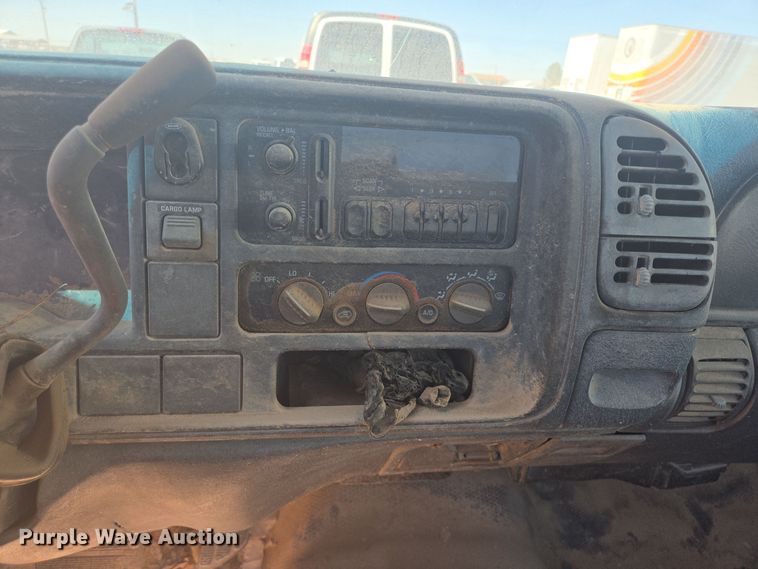 image for item EJ3044 2000 Chevrolet C2500 pickup truck