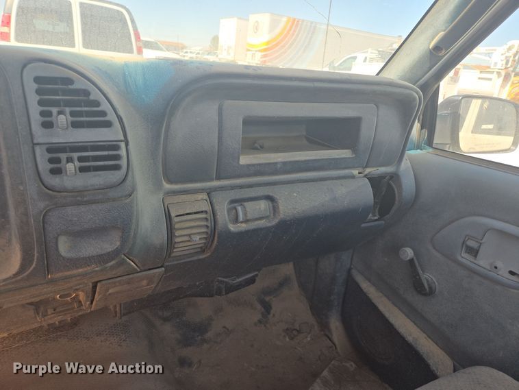 image for item EJ3044 2000 Chevrolet C2500 pickup truck