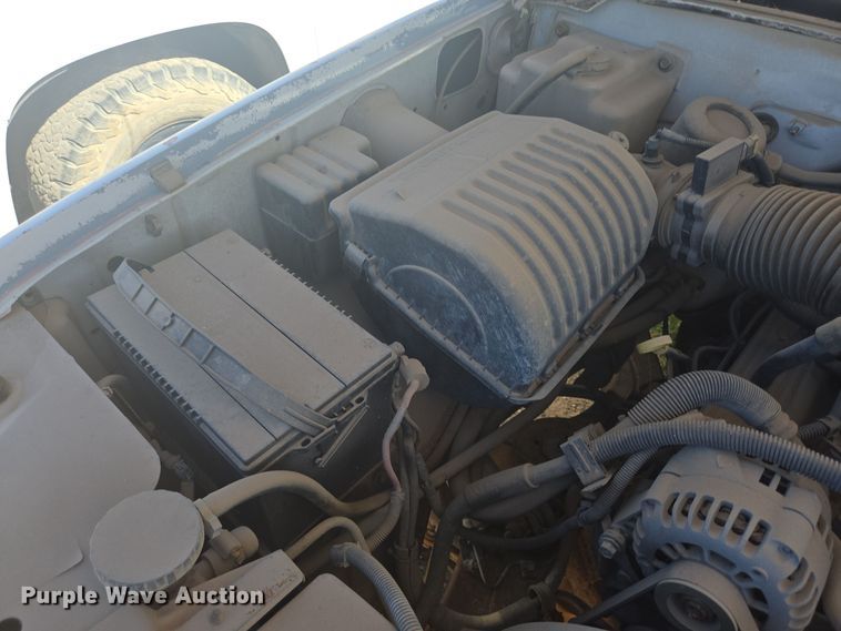 image for item EJ3044 2000 Chevrolet C2500 pickup truck