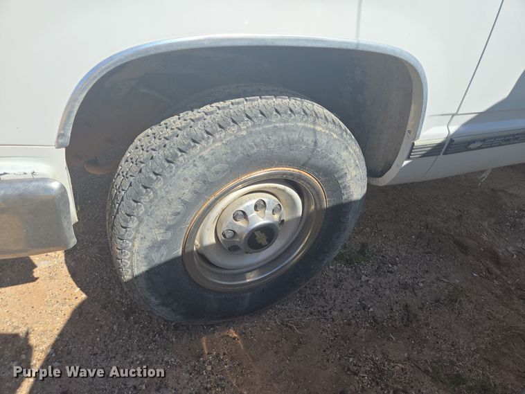 image for item EJ3044 2000 Chevrolet C2500 pickup truck