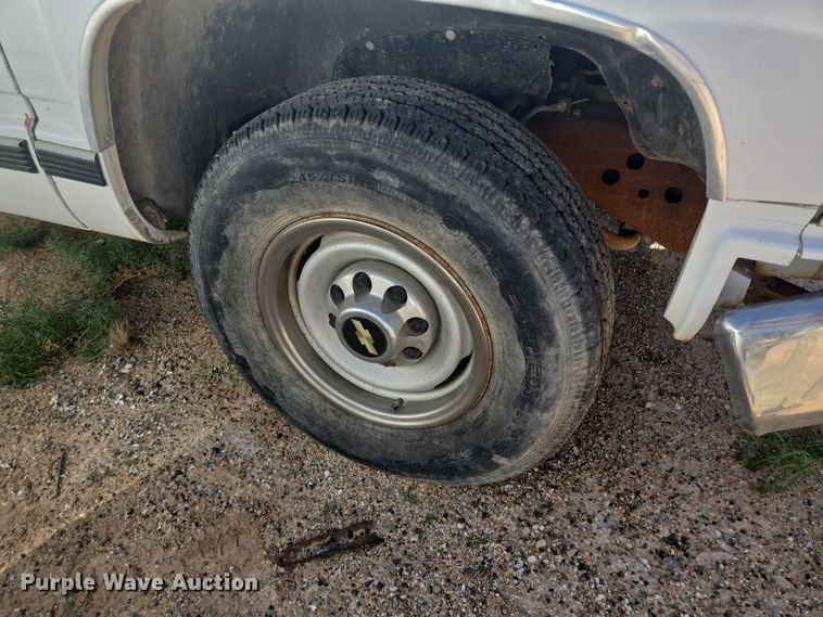 image for item EJ3044 2000 Chevrolet C2500 pickup truck