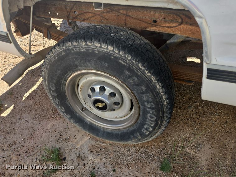 image for item EJ3044 2000 Chevrolet C2500 pickup truck