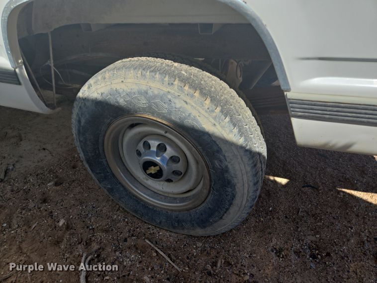 image for item EJ3044 2000 Chevrolet C2500 pickup truck