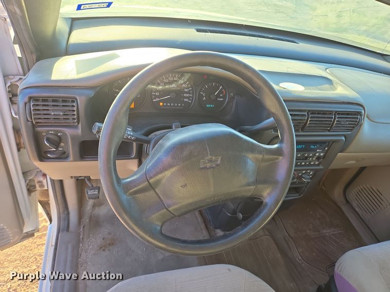 image for item EJ3049 2002 Chevrolet  Venture van