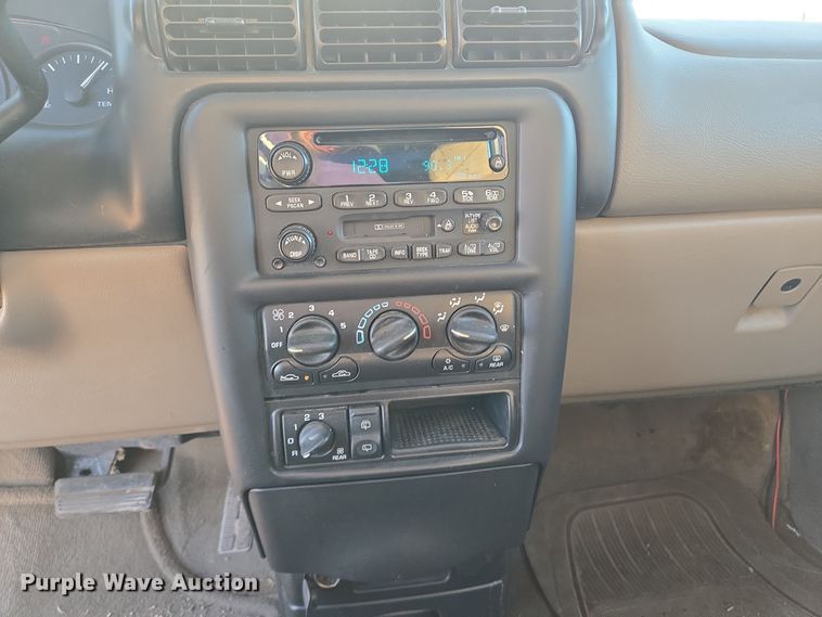 image for item EJ3049 2002 Chevrolet  Venture van