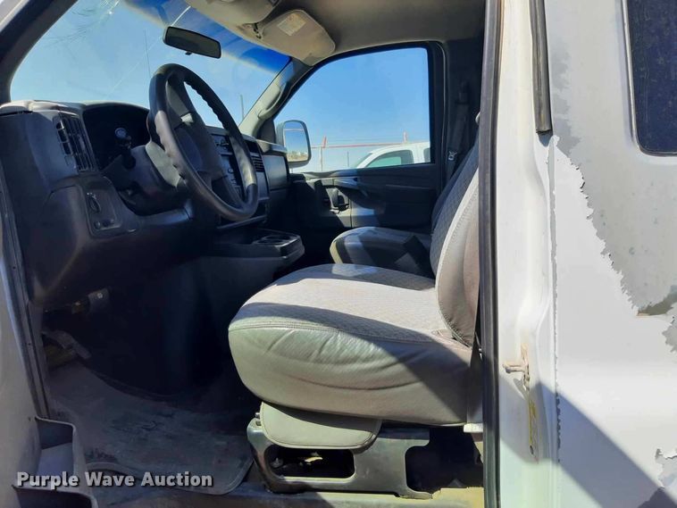 image for item EJ3052 2007 Chevrolet  Express 3500 van