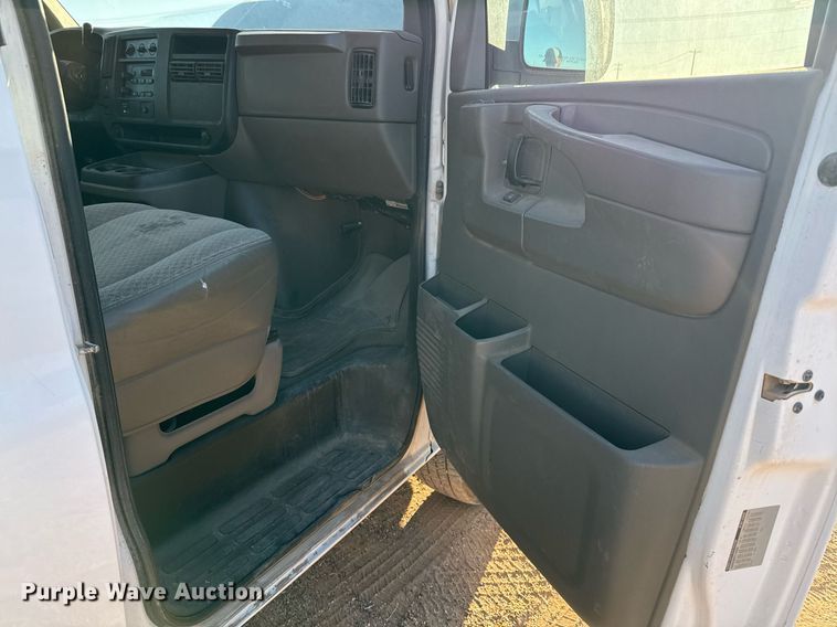 image for item EJ3052 2007 Chevrolet  Express 3500 van