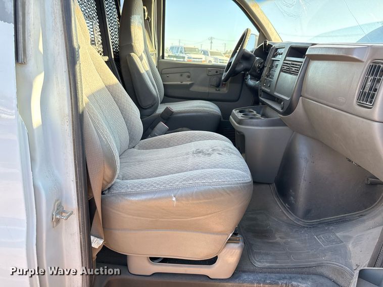image for item EJ3052 2007 Chevrolet  Express 3500 van