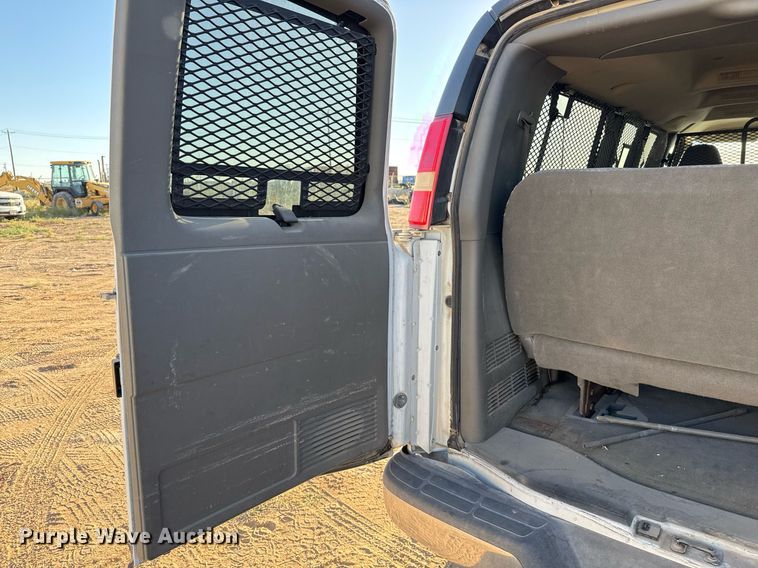 image for item EJ3052 2007 Chevrolet  Express 3500 van