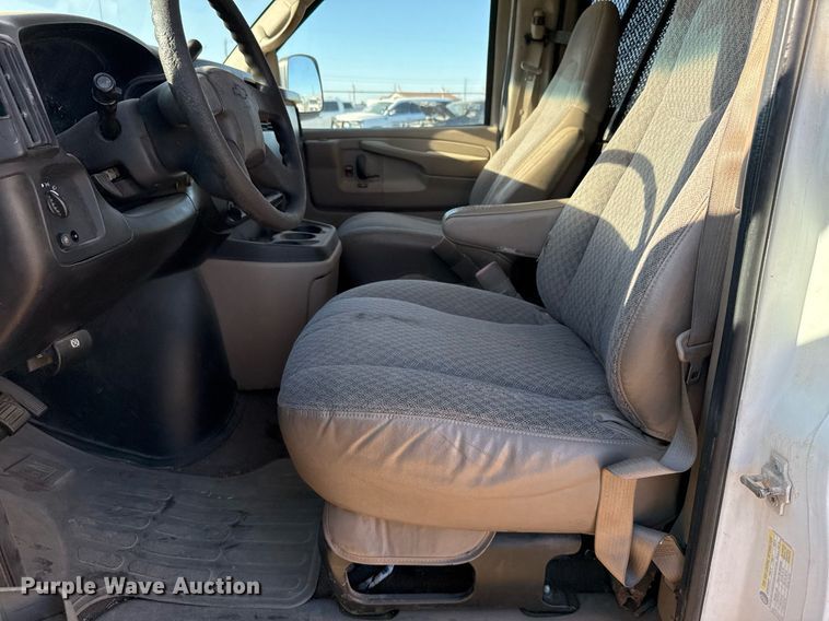 image for item EJ3053 2007 Chevrolet  Express 3500 van
