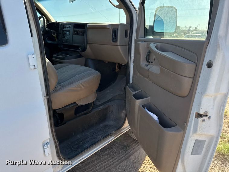 image for item EJ3053 2007 Chevrolet  Express 3500 van