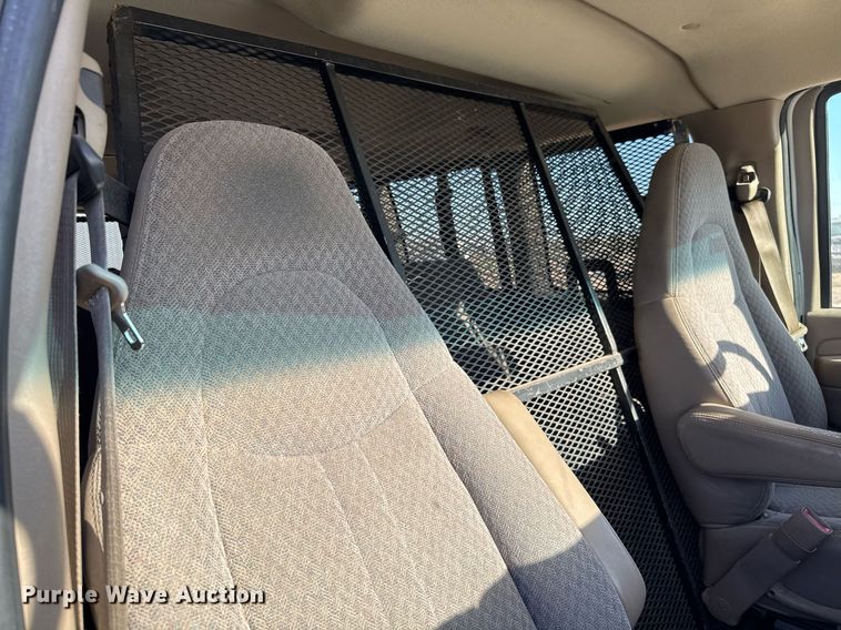 image for item EJ3053 2007 Chevrolet  Express 3500 van