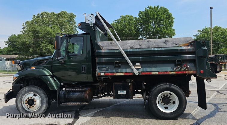 image for item EJ5583 2011 International  7400 dump truck