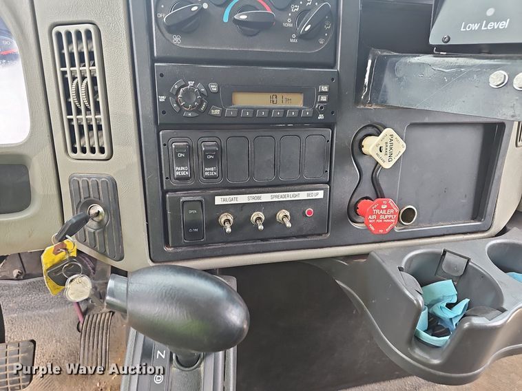 image for item EJ5583 2011 International  7400 dump truck