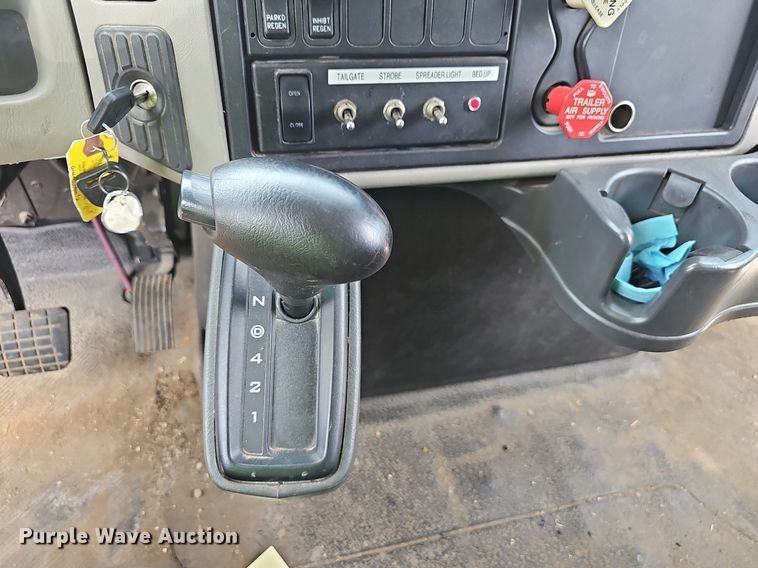 image for item EJ5583 2011 International  7400 dump truck