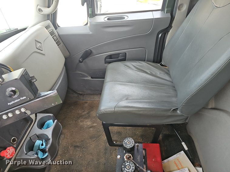 image for item EJ5583 2011 International  7400 dump truck