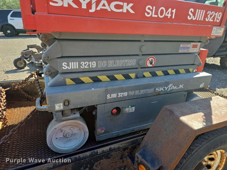 image for item EK2260 2000 Skyjack  SJ111 3219 scissor lift