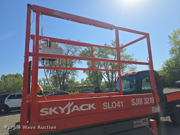 image for item EK2260 2000 Skyjack  SJ111 3219 scissor lift