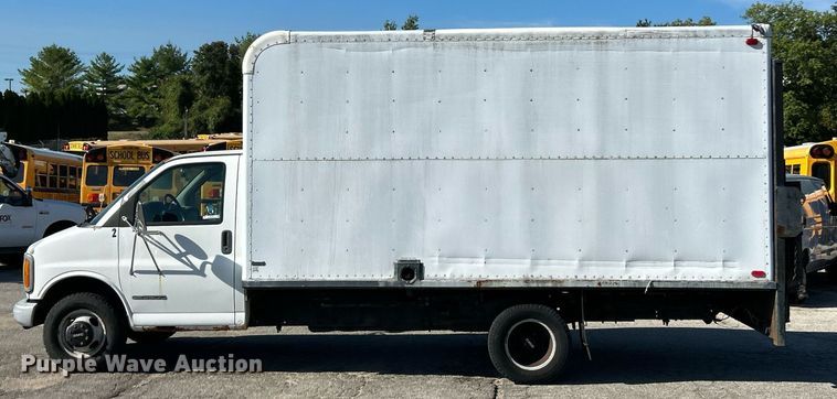 image for item EK3389 1997 GMC  3500 box truck