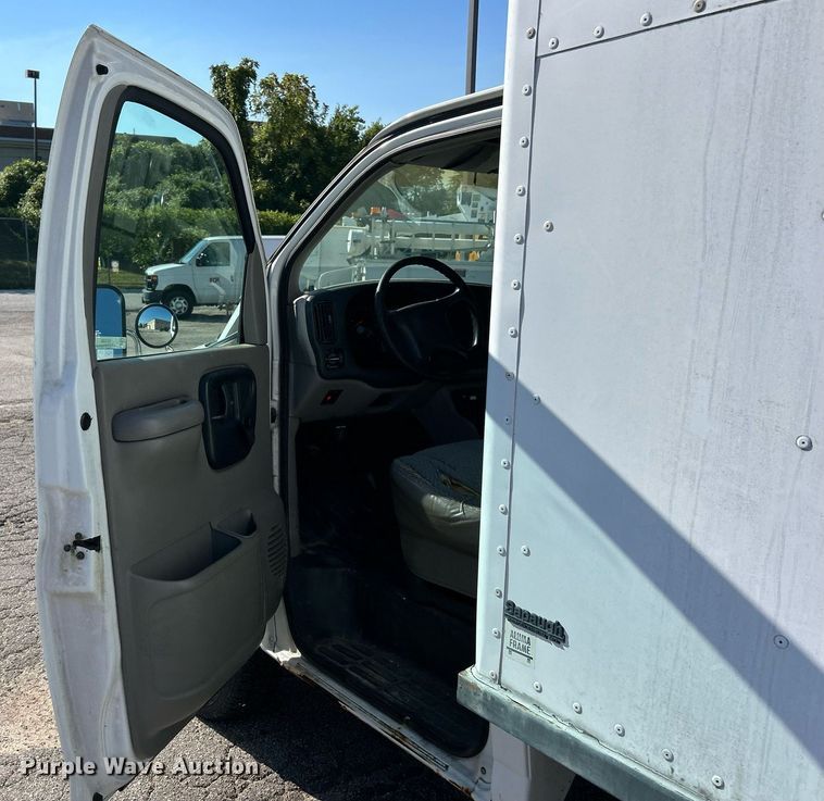 image for item EK3389 1997 GMC  3500 box truck