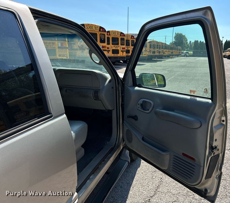 image for item EK3392 1999 GMC Suburban 1500 SL SUV