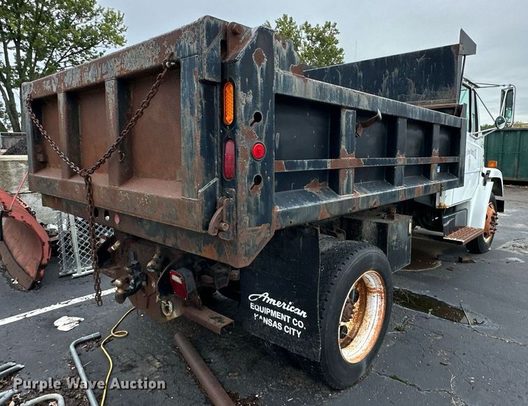 image for item EN0002 2003 Freightliner  FL60 dump truck