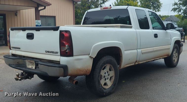 image for item EQ2207 2005 Chevrolet Silverado 1500 Ext. Cab pickup truck