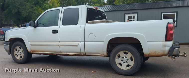 image for item EQ2207 2005 Chevrolet Silverado 1500 Ext. Cab pickup truck