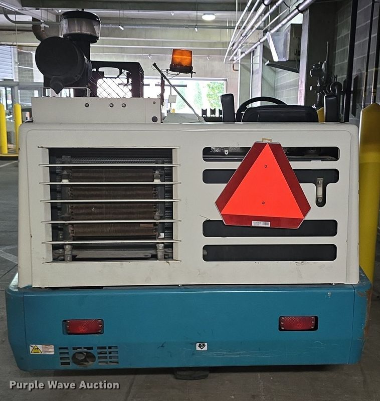 image for item IO9997 2013 Tennant 800 sweeper