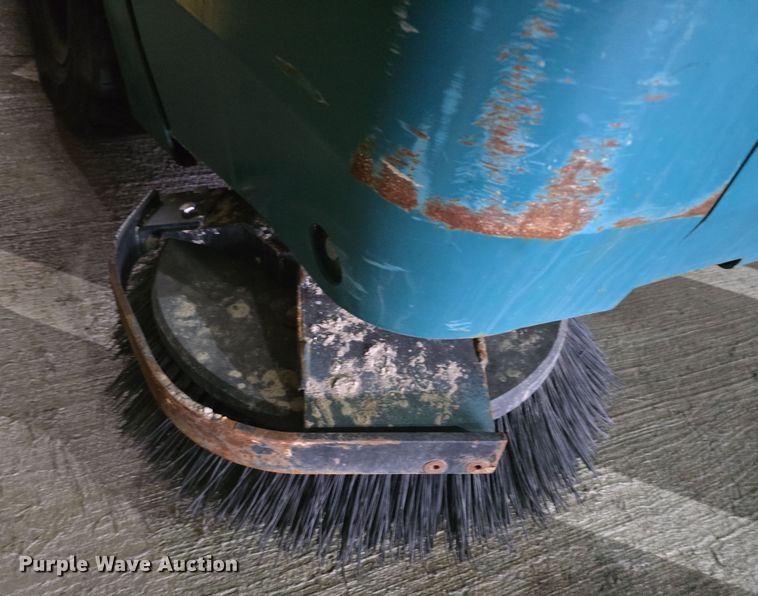 image for item IO9997 2013 Tennant 800 sweeper