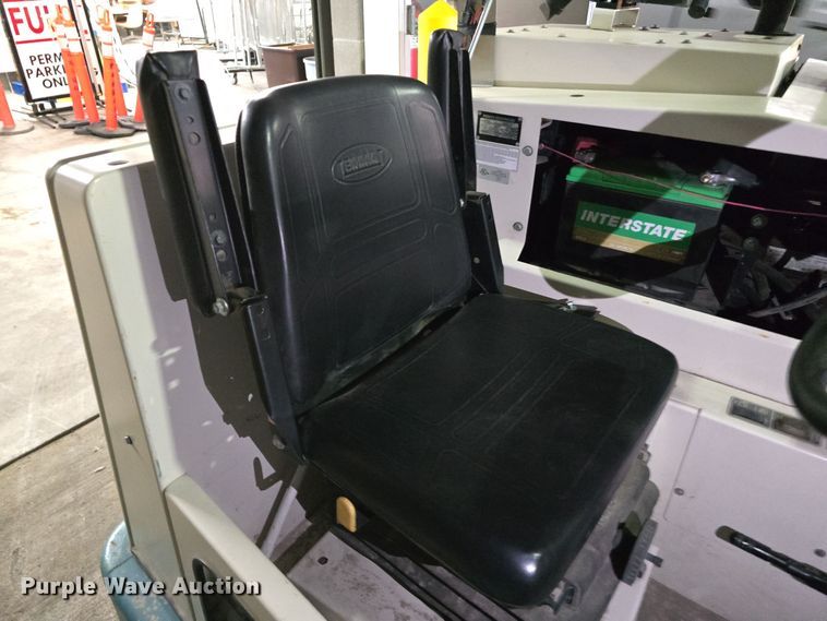 image for item IO9997 2013 Tennant 800 sweeper