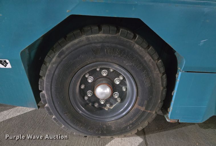 image for item IO9997 2013 Tennant 800 sweeper