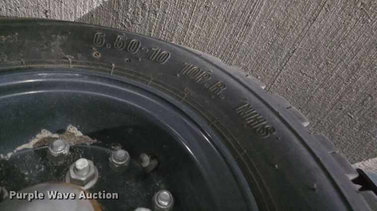 image for item IO9997 2013 Tennant 800 sweeper