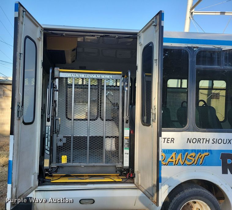 image for item JO9340 2007 Ford Eldorado  shuttle bus