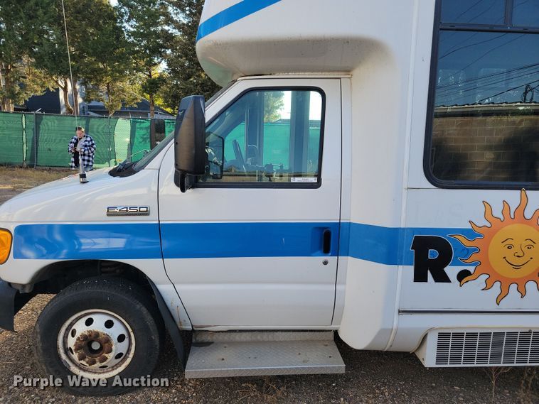 image for item JO9340 2007 Ford Eldorado  shuttle bus