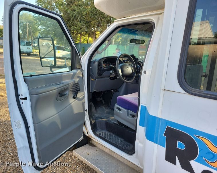 image for item JO9340 2007 Ford Eldorado  shuttle bus