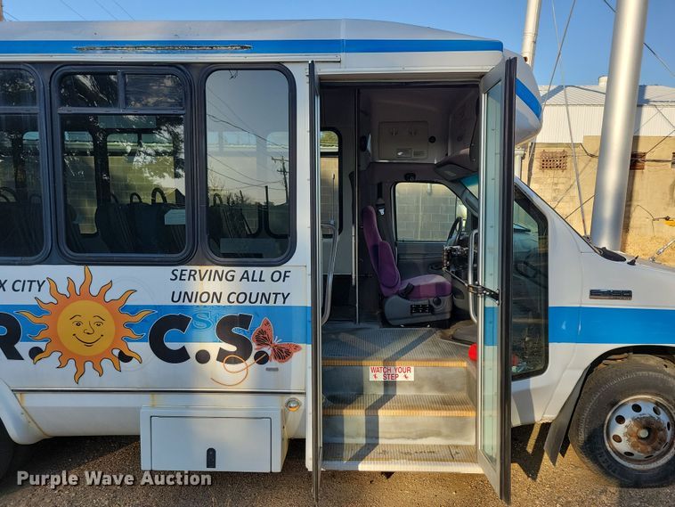 image for item JO9340 2007 Ford Eldorado  shuttle bus