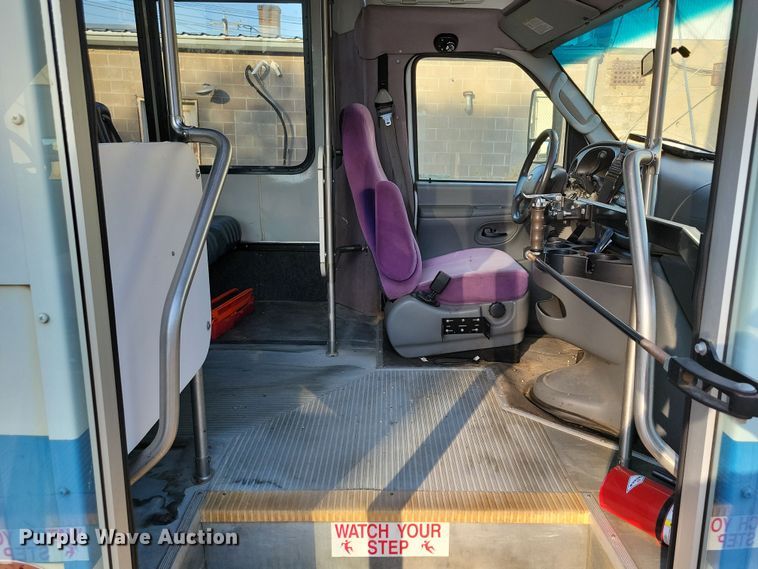 image for item JO9340 2007 Ford Eldorado  shuttle bus