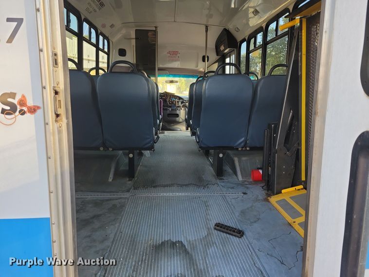 image for item JO9340 2007 Ford Eldorado  shuttle bus