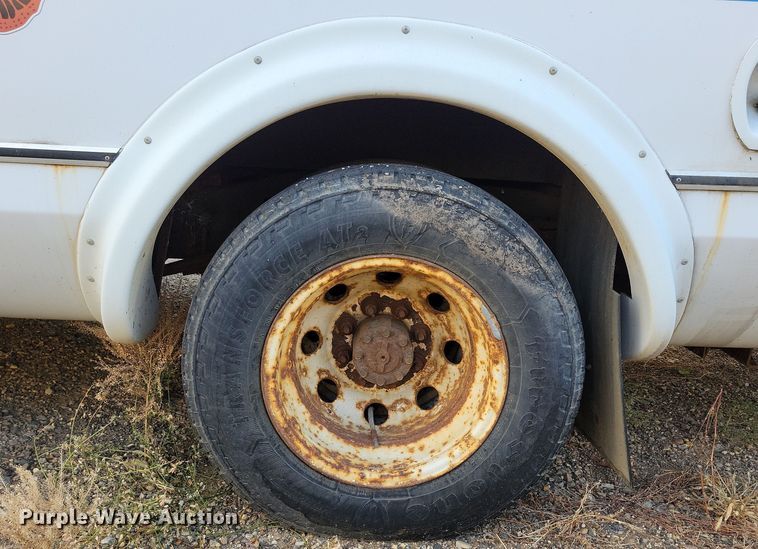 image for item JO9340 2007 Ford Eldorado  shuttle bus