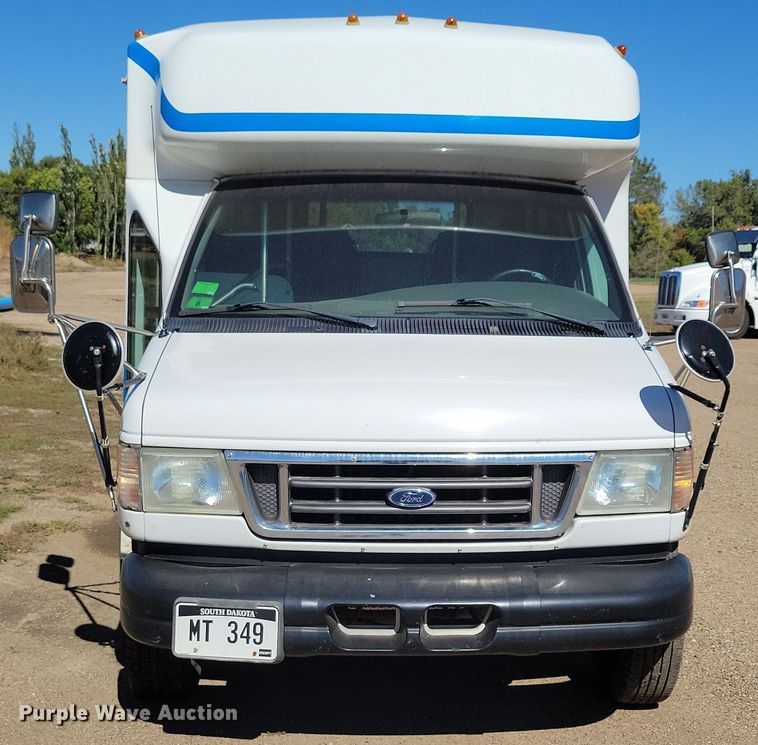 image for item JO9381 2003 Ford Eldorado Econoline E450 Super Duty shuttle bus