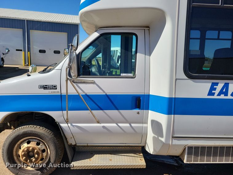 image for item JO9381 2003 Ford Eldorado Econoline E450 Super Duty shuttle bus
