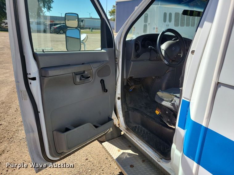 image for item JO9381 2003 Ford Eldorado Econoline E450 Super Duty shuttle bus