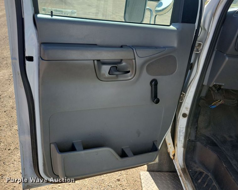 image for item JO9381 2003 Ford Eldorado Econoline E450 Super Duty shuttle bus