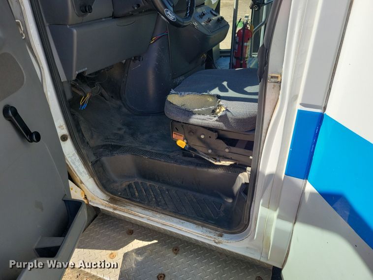 image for item JO9381 2003 Ford Eldorado Econoline E450 Super Duty shuttle bus