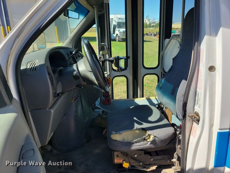 image for item JO9381 2003 Ford Eldorado Econoline E450 Super Duty shuttle bus